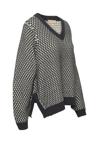 Melna un krēmkrāsas v-veida adīta džemperis ar teksturētu pārbaudes rakstu, nokritušām plecušām un ribotām piedurknēm un apakšmalu.