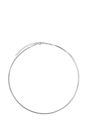 Collier ras du cou en métal argenté au design lisse et plat. Équipé d'un fermoir mousqueton et d'une chaîne extensible pour une longueur ajustable.