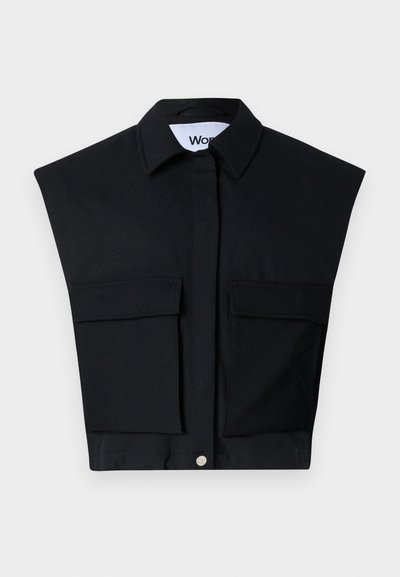 Schwarzes cropped Shirt mit strukturiertem Kragen, kurzen Ärmeln und zwei vorderen Taschen. Hergestellt aus einem glatten Stoff mit Knopfverschluss.