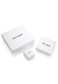 Białe pudełka prezentowe w różnych rozmiarach z logo "luluandjane" w czerni i różu. Gładka faktura, minimalistyczny design, brak wzorów.