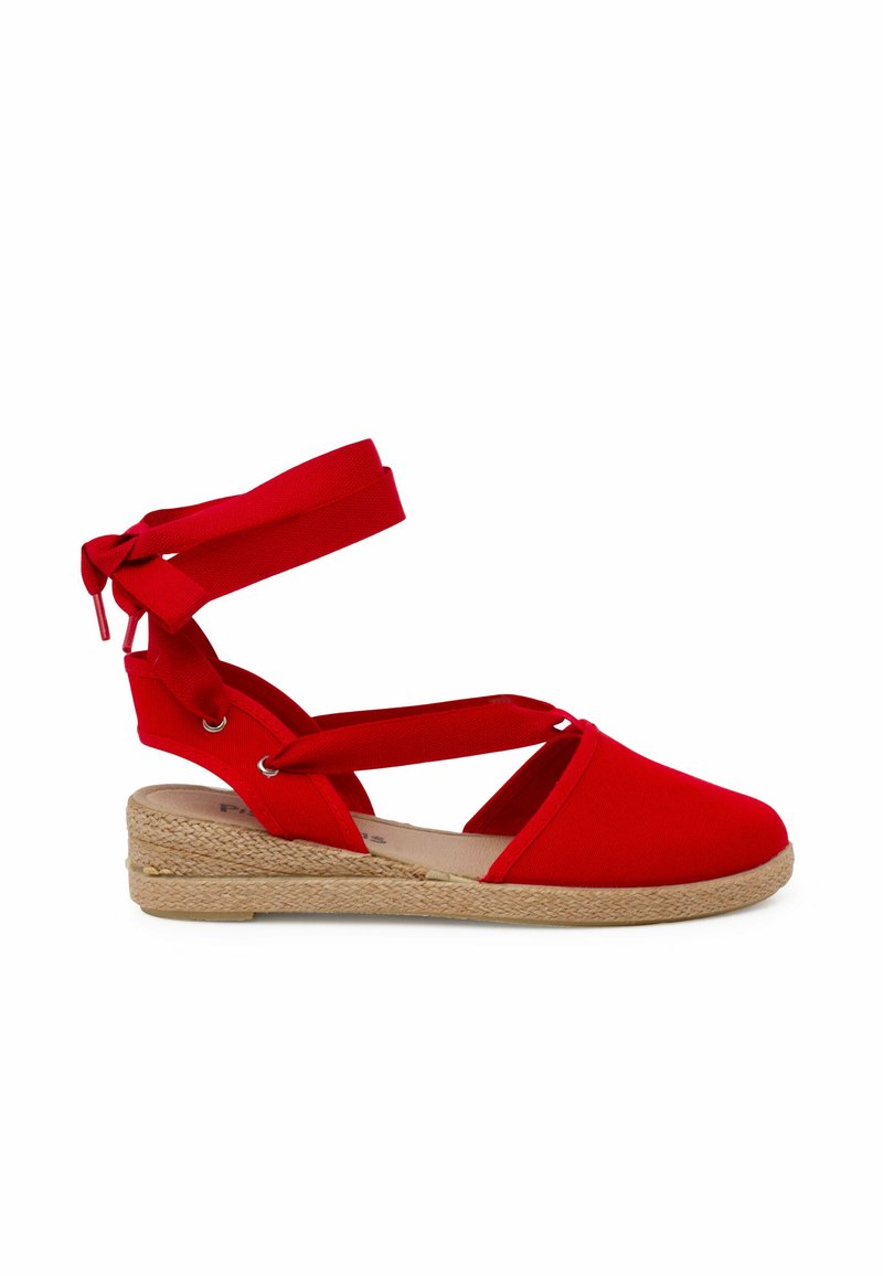 Sandalias de cuña de esparto rojas con parte superior de tela, diseño de tiras cruzadas y atadura en el tobillo. Presentan una plataforma envuelta en yute para añadir textura y estabilidad.