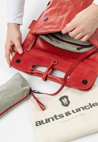 Aunts & Uncles MRS MINCE PIE - Tagesrucksack - cranberry