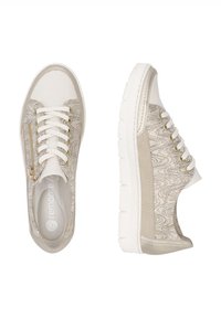 Baskets beiges avec un dessus texturé aux motifs ondulés, semelle en caoutchouc blanche, accent de fermeture éclair doré et design classique à lacets.
