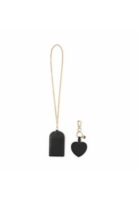 Portafoglio nero in pelle con tracolla a catena dorata, con una parte superiore arrotondata, insieme a un portachiavi a forma di cuore nero con hardware dorato.