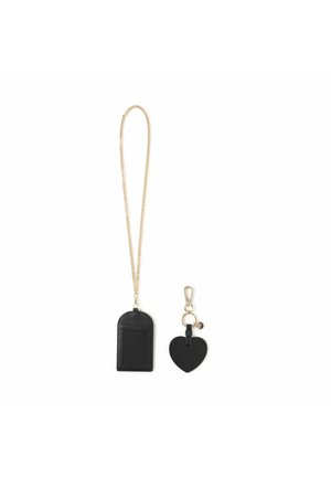 Portafoglio nero in pelle con tracolla a catena dorata, con una parte superiore arrotondata, insieme a un portachiavi a forma di cuore nero con hardware dorato.