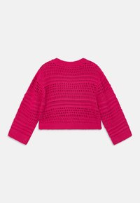 Heklet genser i livlig rosa, med lange ermer, rund halslinning og åpenmønster med ribbet kant og mansjetter.