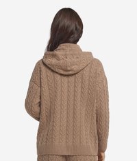 Brun kabelstickad hoodie med huva, som har strukturerade mönster, ribbade muddar och fåll, tillverkad av ett mjukt, varmt tyg.