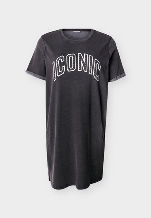 Ķieģeļpelēka īsām piedurknēm T-krekla kleita ar apaļu izgriezumu un baltu punktētu uzrakstu "ICONIC", kas izliekts pāri krūtīm.