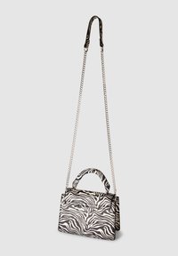 Torebka w wzór zebry o strukturalnym kształcie, z srebrnym łańcuchowym paskiem i górną rączką w pasującym wzorze. Gładka faktura, kompaktowy kształt.