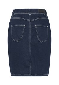 Jeanskjol i mörkblått, med vit sömnad, midjeband och två bakfickor. Slät textur med en figurnära silhuett.