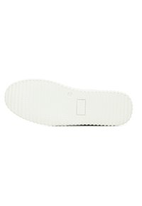Semelle de chaussure en caoutchouc blanc avec un motif texturé et strié. Présente un logo rectangulaire au centre et un tampon rond près du talon.