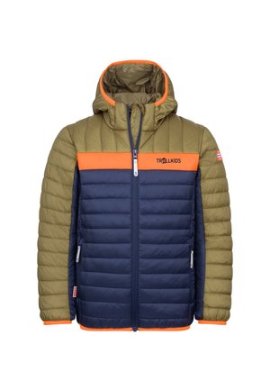 Kinder Daunenjacke mit olivgrünen Ärmeln und Kapuze, marineblauem Körper, orangefarbenem Besatz, Frontreißverschluss und seitlichen Reißverschlusstaschen.