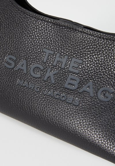 Must vistkott nahkakott, millel on tekstuuriga pind, reljeefne kiri "THE SACK BAG" ja "MARC JACOBS" mati viimistlusega.