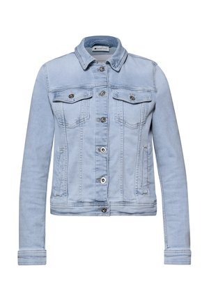 Veste en denim bleu clair à manches longues, fermeture avant à boutons, deux poches poitrine à rabat avec boutons, et deux poches latérales.