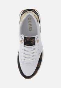 Sneaker bianco con un lato in tela nera testurizzata e dettagli in oro. Lacci, colletto imbottito e suola in gomma.