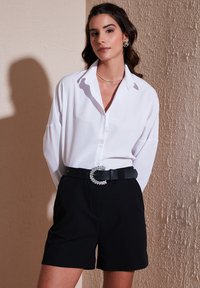 LELA Užsagstoma palaidinė - white