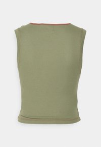 Bezramenný olivově zelený top s červeným kontrastním stehem podél výstřihu, ramen a lemování, zobrazený zezadu.