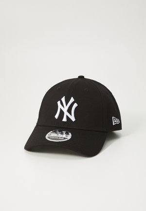 Gorra de béisbol negra hecha de tela, con un logo bordado en blanco en relieve "NY" en la parte frontal, visor curvado y una etiqueta de ajuste de tamaño.