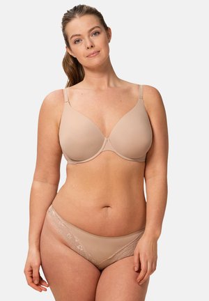 Lyse beige bh med glatte skåle og justerbare stropper, kombineret med matchende trusse med blonder og blød tekstur.