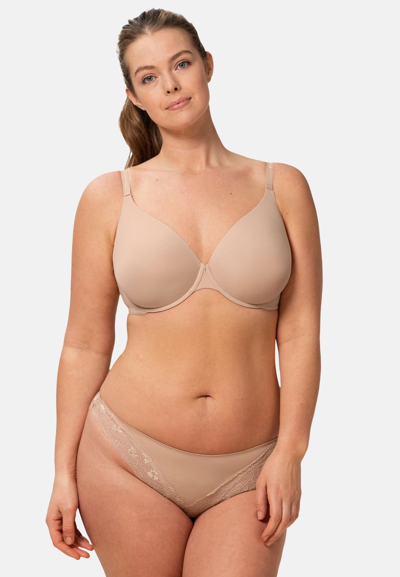 Hellbeiger BH mit glatten Cups und verstellbaren Trägern, kombiniert mit passendem Tanga mit Spitzenbesatz und weicher Textur.