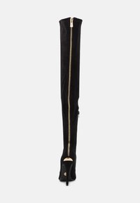 Botas negras de ante por encima de la rodilla, con una cremallera dorada en la parte posterior, un alto tacón de aguja y un diseño de punta redonda.