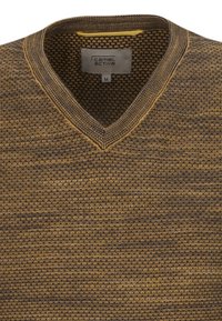 Pull col en V marron et moutarde avec un motif texturé en nid d'abeille. Comprend une étiquette "camel active" ainsi qu'une étiquette de taille. 65 % coton, 35 % polyester.