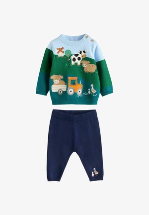 Maglione lavorato a maglia verde e blu con ricami colorati di animali e un trattore; pantaloni blu navy con anatre ricamate all'orlo.
