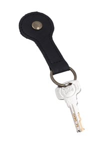 Silberner Yale-Schlüssel an einem schwarzen Leder-Schlüsselanhänger mit rundem Messingknopf und Metall-Schlüsselring befestigt.