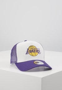 Lila und weiße Trucker-Cap mit dem Logo der "Los Angeles Lakers" und einem Basketball-Design. Verstellbarer Netzrücken mit einem gebogenen Schirm.