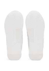 Fehér sneaker talpak halszálka mintázattal, kiemelkedő téglalap alakú résszel és dombornyomott márka logóval, sima textúrával.