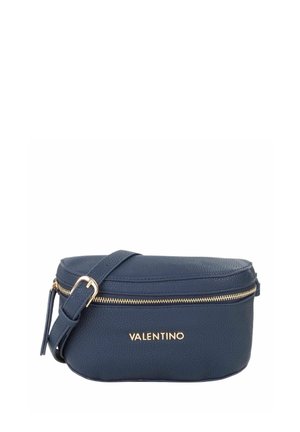 Sac banane en cuir grainé bleu marine Valentino avec fermeture éclair dorée et logo embossé, sangle ajustable, forme rectangulaire compacte et arrondie.