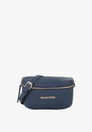 Sac banane en cuir grainé bleu marine Valentino avec fermeture éclair dorée et logo embossé, sangle ajustable, forme rectangulaire compacte et arrondie.