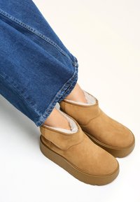 Bershka Téli csizmák - camel