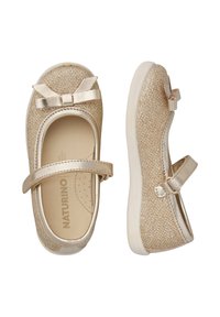 Scarpe da balletto glitterate oro con punta arrotondata, una fascia metallica con dettaglio a fiocco e una parte superiore testurizzata con suola in gomma bianca.