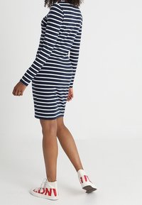 Tommy Jeans Freizeitkleid - white