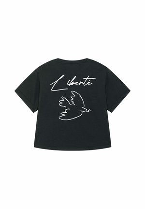 Zwart T-shirt met korte mouwen met het woord "Liberté" in cursief boven een eenvoudige witte omtrek van een duif.