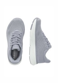Baskets de sport grises avec une tige en mesh respirant, semelle rembourrée et intercalaire blanc contrastant. Présente des lacets plats et des accents texturés.