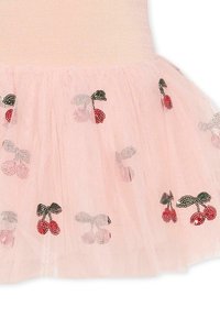 Roze tulejurk met borduursels van kersen en strikjes in rood, groen en grijs. De stof is doorschijnend en heeft een lichte, luchtige textuur.