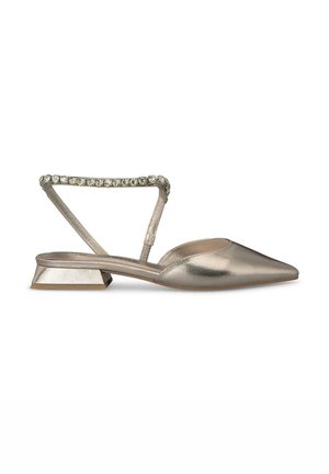Chaussure dorée métallisée à bout pointu avec un petit talon carré et une bride cheville ornée de cristaux. Texture lisse avec des lignes de design épurées.