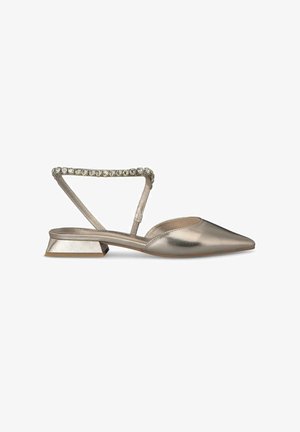 Chaussure dorée métallisée à bout pointu avec un petit talon carré et une bride cheville ornée de cristaux. Texture lisse avec des lignes de design épurées.