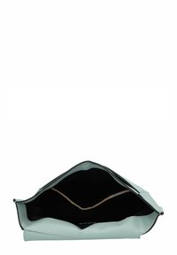 Vaaleansininen nahkakuorinen laukkukotelo, jossa on avoin yläosa. Sisäpuoli on musta ja vuori beige. Reunat ovat hieman taittuneet, mikä luo rentoa muotoa.