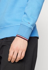 Tommy Hilfiger LOGO TIPPED CREWNECK - Mikina - blue spell