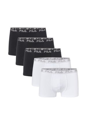 Cinque paia di boxer da uomo del marchio FILA, tre neri e due bianchi, con fascia elastica grigia con il logo FILA.