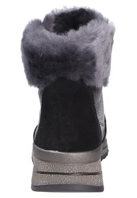 Bottine noire avec un revers en fausse fourrure texturée grise, fabriquée en suède et en cuir, dotée d'une semelle grise texturée basse.
