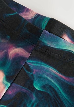 Többszínű leggings, amelyen fekete, lila, türkiz és rózsaszín árnyalataiban forgó minta található; sima, rugalmas szövetből készült.