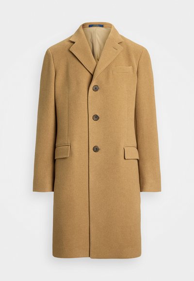 Abrigo de mezcla de lana beige con un diseño entallado, solapas con muesca, cierre de tres botones, bolsillos laterales y un detalle en el bolsillo del pecho.