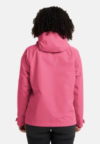 Roze waterdichte jas met een aansluitende capuchon, gladde textuur en verstelbare manchetten, gezien vanaf de achterkant tegen een witte achtergrond.