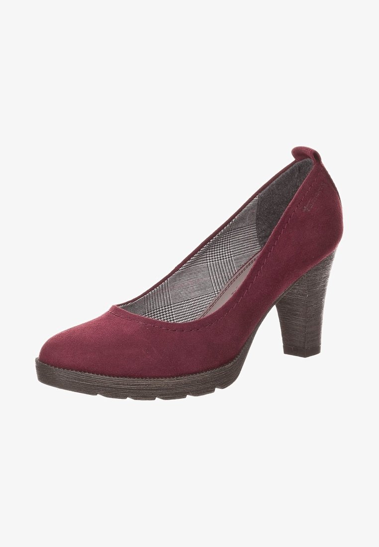 Chaussure à talon haut en daim rouge vin avec bout rond et plateforme texturée noire. L'intérieur présente un motif à carreaux ; hauteur du talon d'environ 7,5 cm.