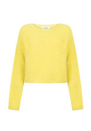 Zacht, pluizig, felgeel cropped sweater met lange mouwen en ronde halslijn op een witte achtergrond.