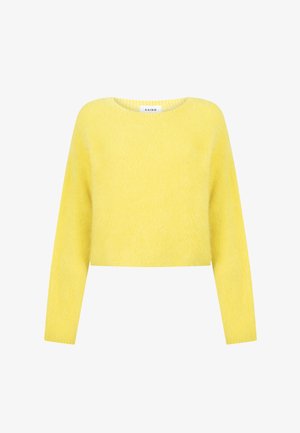 Weicher, flauschiger, leuchtend gelber, kurz geschnittener Pullover mit langen Ärmeln und rundem Ausschnitt auf weißem Hintergrund.